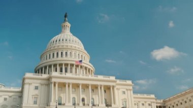 Washington, Dc. mavi gökyüzü ve bulutlar karşı bina tanınabilir Capitol kubbe