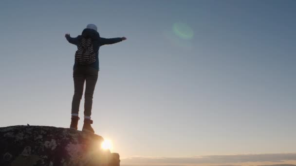 Une voyageuse à succès au sommet de la montagne lève les mains. Atteindre le sommet du concept . — Video