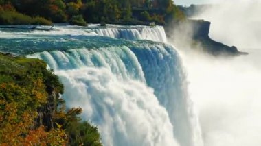 Ünlü şelale Niagara Şelalesi, dünyanın dört bir yanından gelen turistler arasında popüler bir yer. Amerikan yan görünümden. Ağır çekim Prores Hq 422 10 bit video