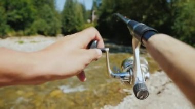 Bir olta fishermans yardım çerçevesinde bir küçük dağ nehrinde Balık tutma.