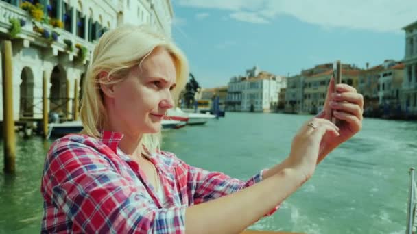 Κρουαζιέρα στο μεγάλο κανάλι. Νεαρή γυναίκα παίρνει τις εικόνες από την όμορφη θέα της Βενετίας στην Ιταλία. — Αρχείο Βίντεο