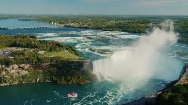 Havadan bir görünüm için inanılmaz Nigar şelaleler ve Niagara Nehri. 4k 10 bit video