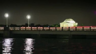 Washington, gece trafik köprüde Jefferson Anıtı