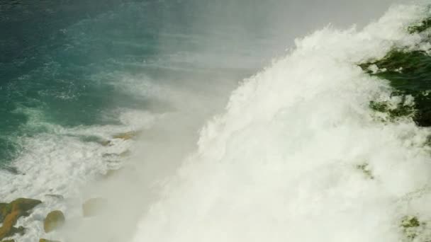 De kracht van de elementen is de ongelooflijke kracht van het vallende water van Niagara Falls — Stockvideo
