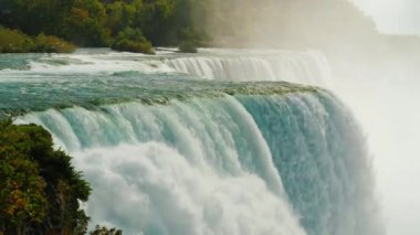Güçlü su akışı ünlü Niagara Falls. 4 k yavaş hareket