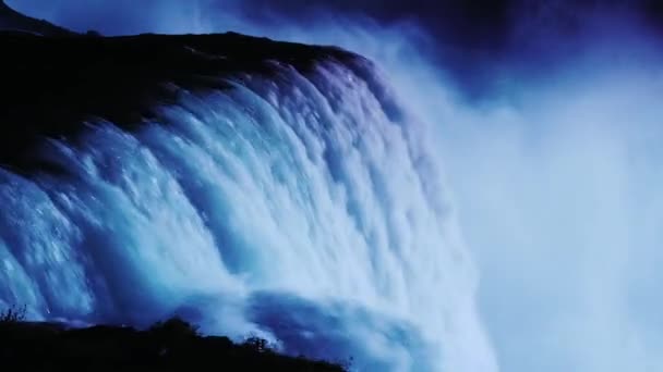Krásný večer scéna-Niagara Falls s noční osvětlení. — Stock video