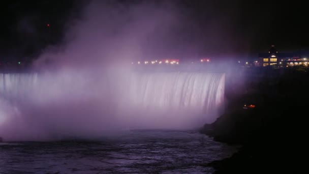 Panorámica: Cataratas del Niágara por la noche. Vista desde la costa canadiense — Vídeo de stock