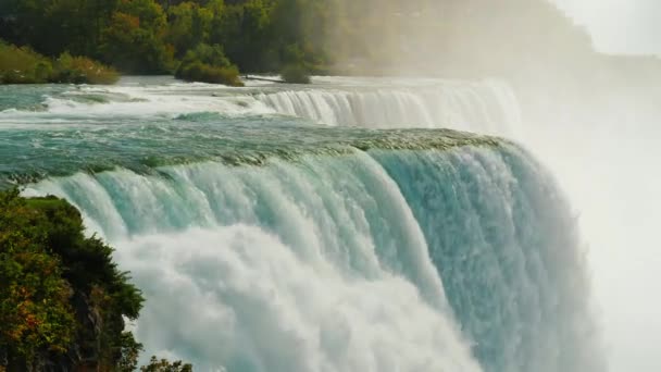 Мощный водный поток знаменитого Ниагарского водопада. 4k slow motion — стоковое видео