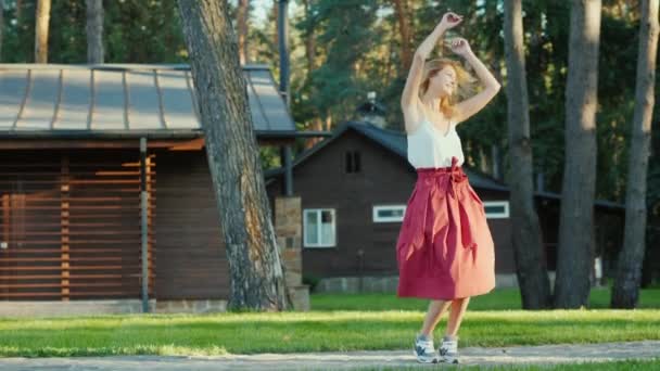 Grappige jonge vrouw plezier dansen in de achterste twee thuis — Stockvideo
