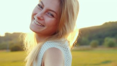 Güneşin genç bir beyaz kadın portresi. Beni kavramı takip