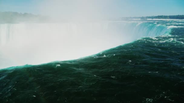 马蹄瀑布的汹涌水流。加拿大尼亚加拉瀑布。慢动作视频 — 图库视频影像