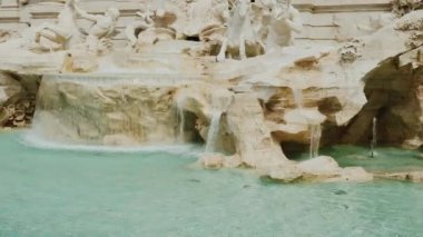 Eğimli atış: Roma'daki Trevi Çeşmesi. Dünyanın dört bir yanından gelen turistler arasında popüler bir yer. 4k 10 bit video