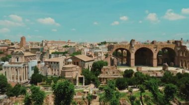 Roma Forumu açık yaz gününde. Roma'nın en ünlü yerlerinden biri