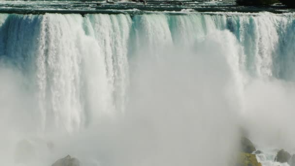 Niagara Şelalesi 'nin su duvarı ve nehrin üzerindeki köprü. Yavaş çekim 180 fps video — Stok video