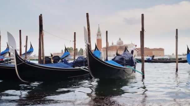 As famosas gôndolas venezianas. O símbolo de Veneza — Vídeo de Stock