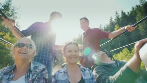 Uma família alegre com crianças está montando um veículo off-road off-road nas montanhas. Descanso ativo com família — Vídeo de Stock