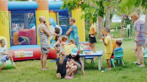 Kemer, Türkiye, Haziran 2018: Dünyanın dört bir yanından çocuklu oteldeki eğlence takım çalış. Bir çocuk ile rahat tatil — Stok video