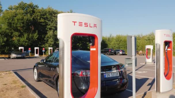 Lillehammer, Noorwegen, juli 2018: Gemerkte laadstation voor elektrische voertuigen Tesla — Stockvideo