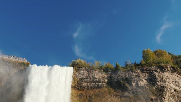 Niagarské vodopády na pozadí modré oblohy. Jedna z nejoblíbenějších turistických destinací v Americe a Kanadě — Stock video