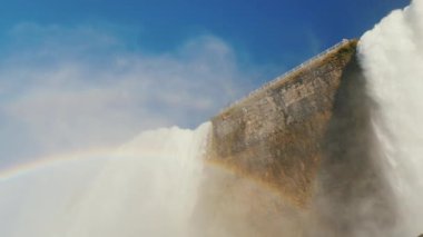 Görkemli Niagara Falls, aşağıdan bir görünüm iki akarsu