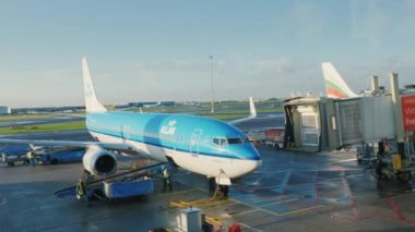 Amsterdam, Hollanda, Ekim 2017: Uçak kalkışa hazırlanıyor. Uçak bir teknik personel var