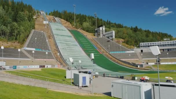 Lillehammer, Norge, juli 2018: Olympic springboard, där idrottare tävlade vid olympiska vinterspelen 1994 — Stockvideo