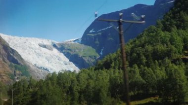 Norveç, pitoresk yerler pencerenin ötesinde aracılığıyla sürüş yüksek dağlar ve üst üzerinde büyük bir buzul vardır