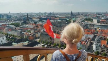 Danimarka bayrağı onun elinde olan bir kadın için Kopenhag şehir, bir döner merdiven ile eski kule üzerinde duruyor siliyor. Onu daha önce sen-ebilmek görmek tüm şehir