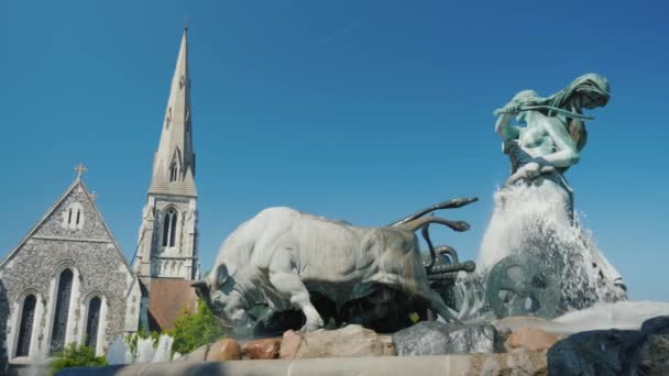 Gefion Fountain - une fontaine près du port de Copenhague. La composition sculpturale de la fontaine représente la déesse scandinave de la fertilité Gephion avec quatre taureaux . — Video