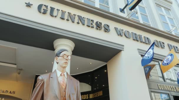 Kopenhaga, Dania, lipca 2018 r.: Wejście do Muzeum książki Guinnessa w Kopenhadze — Wideo stockowe