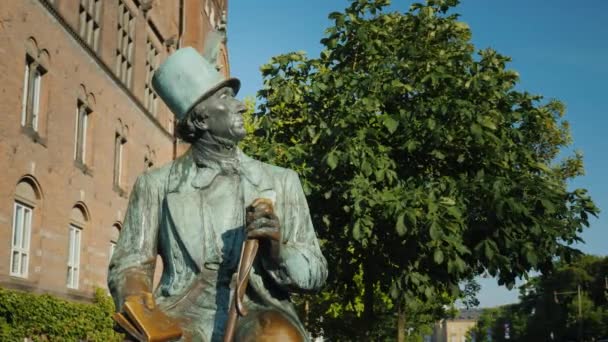 Köpenhamn, Danmark, juli 2018: Monument till Hans Christian Andersen i Köpenhamn, Danmark — Stockvideo