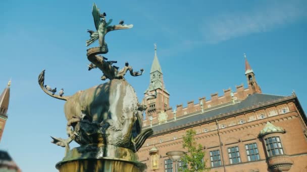 Fontana Bull affittare il drago nel centro di Copenaghen vicino al municipio — Video Stock