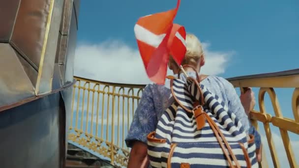 Turista s batohem a vlajkou Dánska stoupá po slavném točitém schodišti kostela Spasitele v Kodani, Dánsko — Stock video