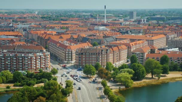 Vy över den staden Köpenhamn från ovan. Snyggt hus och en trafikerad väg med trafik bilar — Stockvideo