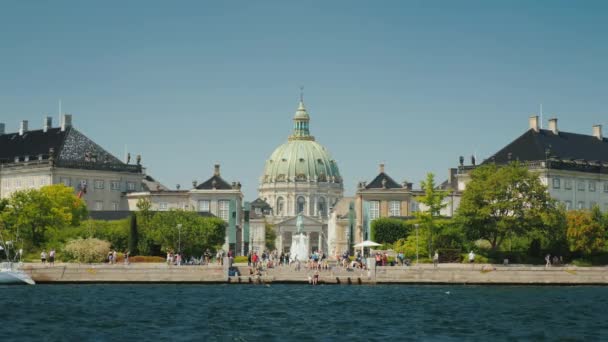 Vista desde el mar a la iglesia de Frederik, también conocida como la iglesia de mármol es una de las atracciones populares de Copenhague — Vídeos de Stock
