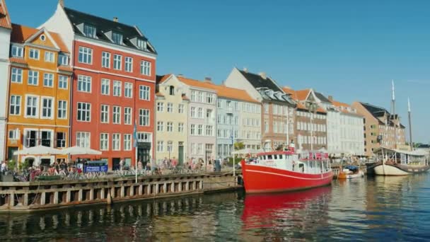 Копенгаген, Дания, июль 2018 года: знаменитый и хорошо известный канал Nahavn, визитная карточка города Копенгагена — стоковое видео