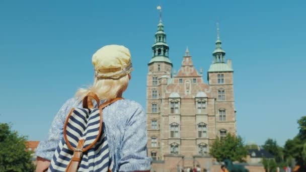 En turist med en ryggsäck går till Rosenborg Slott i Köpenhamn. Besöka Danmark och turism i Skandinavien — Stockvideo