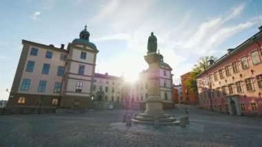 Jarl Birger Square, Stockholm ve Wrangel Palace kurucusu bir anıt ile. Steadicam atış