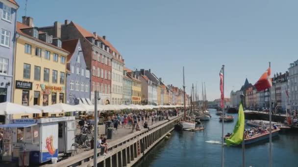 Copenhague, Dinamarca, julio de 2018: Nyhavn es un puerto del siglo XVII, un canal y un lugar de descanso en Copenhague, Dinamarca . — Vídeos de Stock
