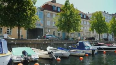 Kopenhag, Danimarka, Temmuz 2018: Kopenhag kanallar yelken gezileri tekne görünümünden