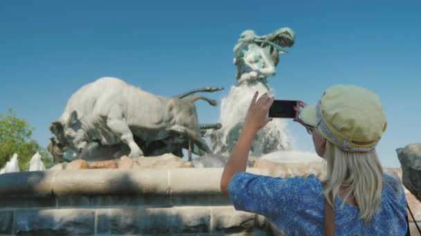 Vrouw nemen van foto's Solentiname fontein - een fontein in de buurt van de haven in Kopenhagen. — Stockvideo