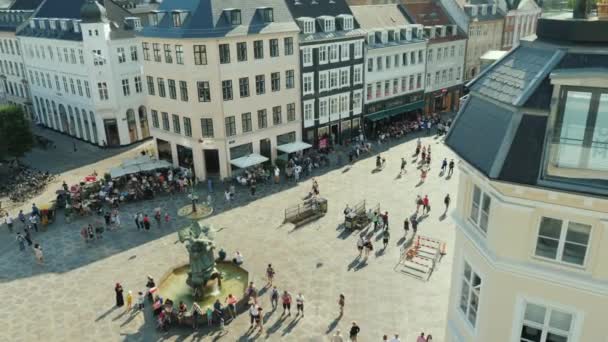 Copenhague, Dinamarca, julho de 2018: Stork Fountain está localizado em Amagertorv, no centro de Copenhague, Dinamarca. Panshot. — Vídeo de Stock