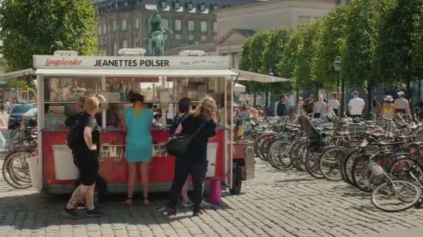 Copenhague, Dinamarca, julio de 2018: Snack bar móvil en la calle Copenhagen, cerca de él hay una cola de compradores — Vídeo de stock