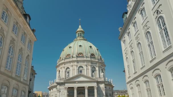 Gyönyörű kilátás nyílik a Frederick templom vagy a márvány templom az evangélikus templom, az egyik a koppenhágai látnivalók — Stock videók