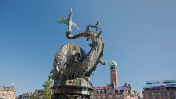 Copenhague, Dinamarca, julho de 2018: Fountain Bull aluga o Dragão no centro de Copenhague, perto da prefeitura — Vídeo de Stock