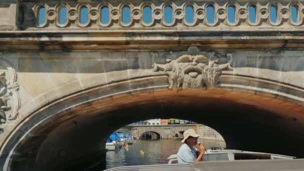 Copenhague, Dinamarca, julio de 2018: El barco de turismo navega bajo un hermoso puente antiguo. Crucero por los canales de Copenhague — Vídeos de Stock