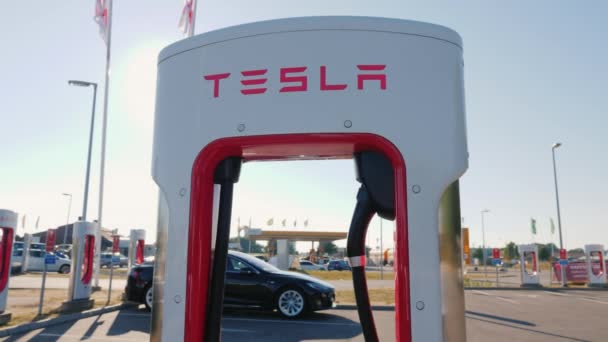 Lillehammer, Noruega, julho de 2018: Estação de carregamento de marca para veículos elétricos Tesla — Vídeo de Stock