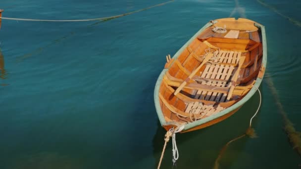 Un nuevo barco de madera está amarrado en alta mar — Vídeo de stock