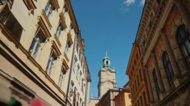 Steadicam atış St Nicholas - Stockholm Storkyrkan çan kulesinde. Eski evleriyle dar bir sokağa üzerinden görüntülemek