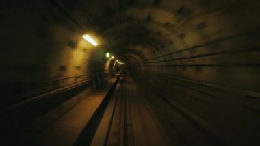 Metro'ya birinci şahıs bakış. Dairesel bir tünel hareketinde bir hipnotik etkisi yaratır